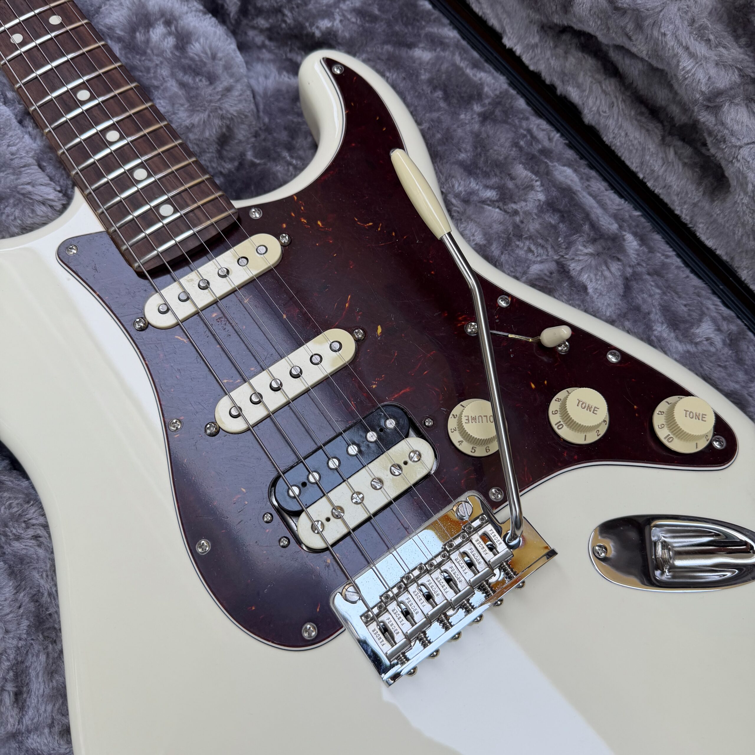 2024 Fender American Professional II Stratocaster HSS OW - 3